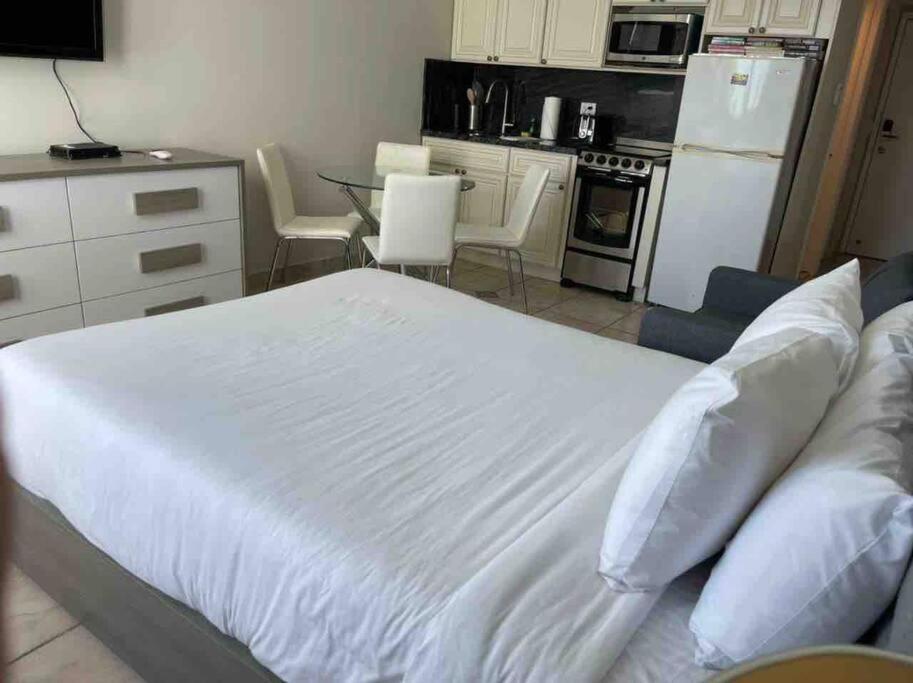 Chic Ocean Front Studio! Apartment ไมอามีบีช ภายนอก รูปภาพ